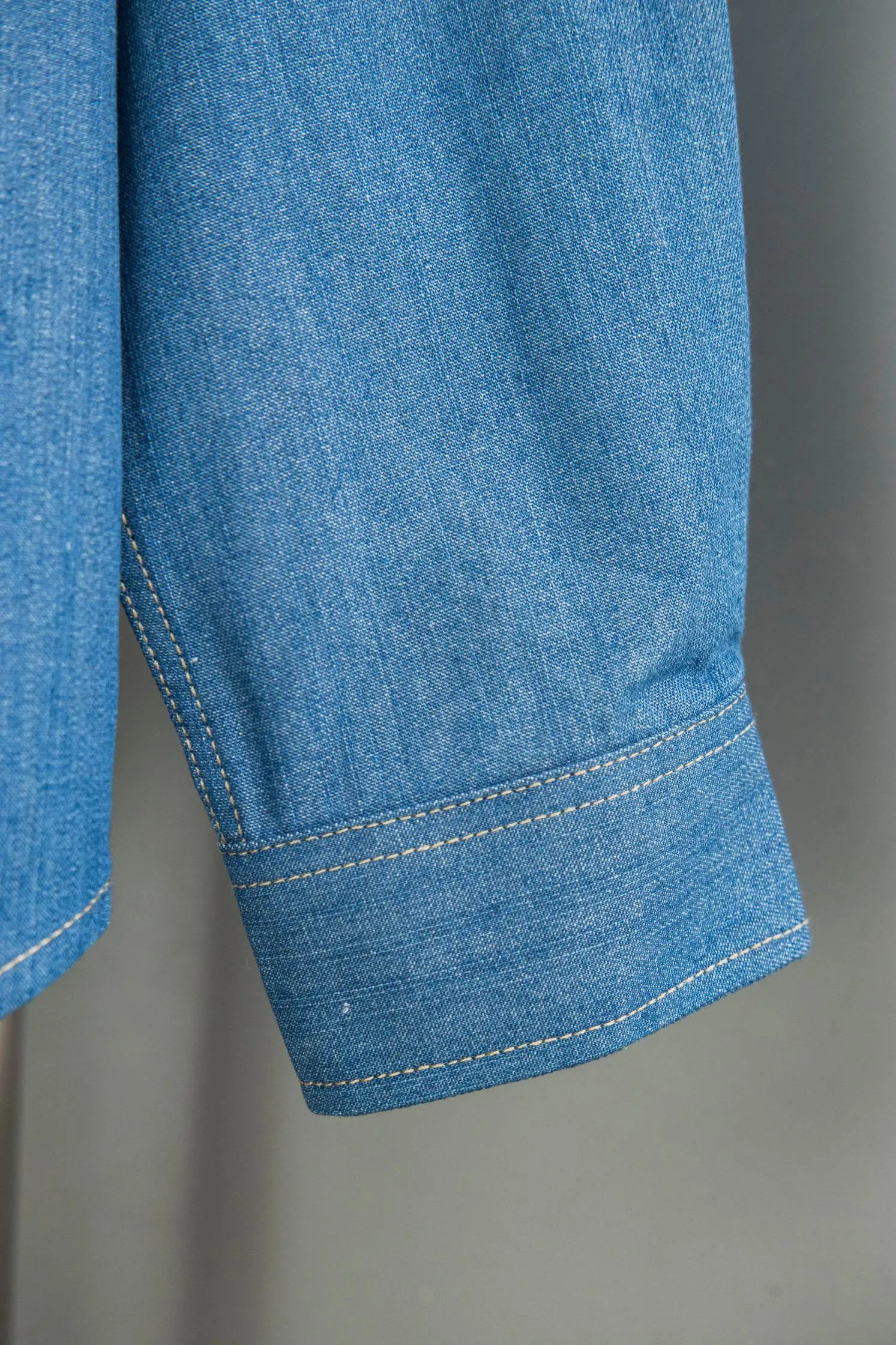 🅿️250 new model number: B115 Ralph Lauren/Ralph Lauren classic color small label couple style washed denim long-sleeved shirt 1️⃣Made of high-quality denim fabric, the upper body is soft and comfortable, extremely delicate, the hand feels solid, smooth and soft. The fabric does not wrinkle, and the hand feel is invincible. The details are handled perfectly! 2️⃣Adopting the washing process, the workmanship details are perfectly controlled. They are all hemmed with vest technology, and the inside of the sleeves are also different. Different from the four-needle and five-thread workmanship, the collar is also designed with interlining, which shows high-end fashion and individuality. The style is fashionable, simple and elegant! 3️⃣It is very youthful and energetic, and can be easily worn by both men and women. It is very in line with the fashion aesthetic concepts of today's young people! Color: light blue, dark blue Size: S, M, L, XL